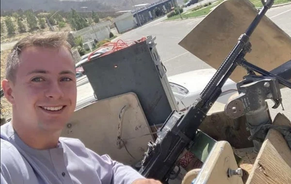 Səkkiz ay həbsdə qalan britaniyalı səyyah "Taliban" komandiri ilə dostlaşıb - FOTO
