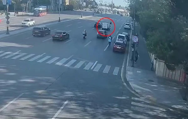 Bakıda piyada keçidindən keçməyən qadını maşın vurdu - ANBAAN VİDEO