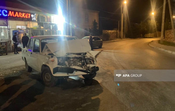 Abşeronda minik maşını mikroavtobusa çırpılıb, xəsarət alan var - FOTO