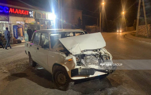Abşeronda minik maşını mikroavtobusa çırpılıb, xəsarət alan var - FOTO