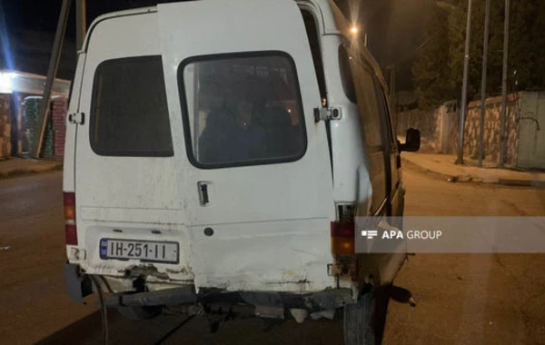 Abşeronda minik maşını mikroavtobusa çırpılıb, xəsarət alan var - FOTO