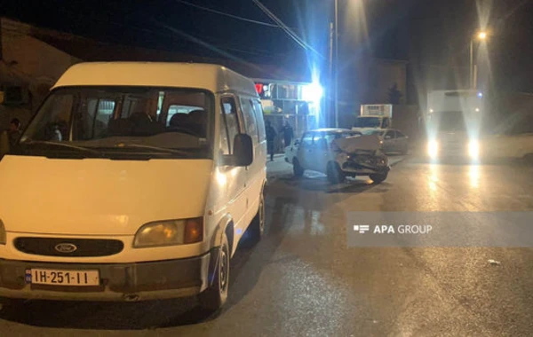Abşeronda minik maşını mikroavtobusa çırpılıb, xəsarət alan var - FOTO