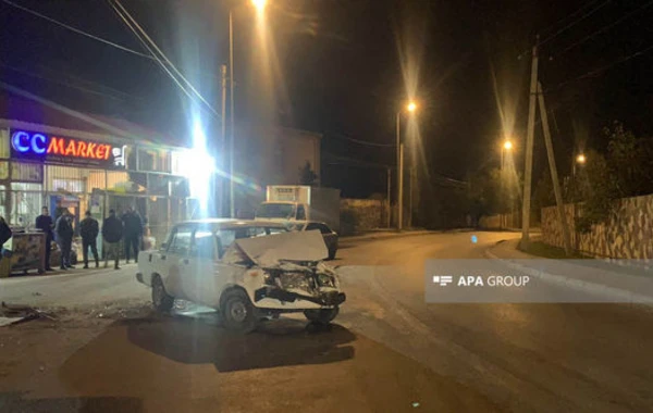 Abşeronda minik maşını mikroavtobusa çırpılıb, xəsarət alan var - FOTO