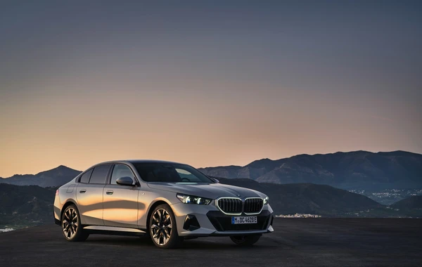 Yeni BMW 5 Seriya Sedan - FOTO