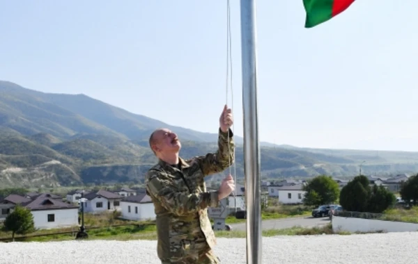 İlham Əliyev Xocalı şəhərində və Əsgəran qəsəbəsində Dövlət Bayrağını ucaldıb - YENİLƏNİB + FOTO
