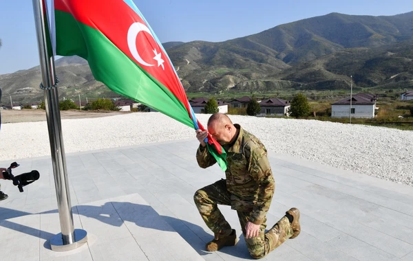 İlham Əliyev Xocalı şəhərində və Əsgəran qəsəbəsində Dövlət Bayrağını ucaldıb - YENİLƏNİB + FOTO