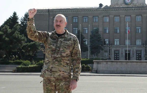 Президент Ильхам Алиев поднял флаг Азербайджана в Ханкенди и выступил с речью - ОБНОВЛЕНО + ФОТО