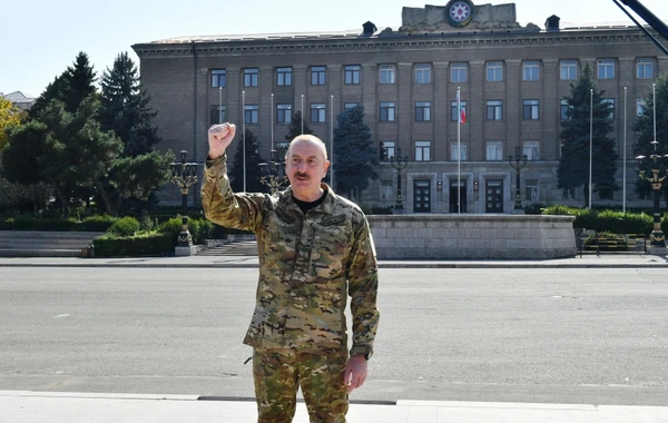 Президент Ильхам Алиев поднял флаг Азербайджана в Ханкенди и выступил с речью - ОБНОВЛЕНО + ФОТО