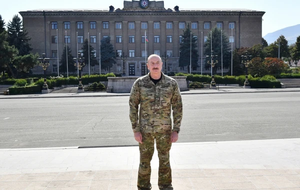 Президент Ильхам Алиев поднял флаг Азербайджана в Ханкенди и выступил с речью - ОБНОВЛЕНО + ФОТО