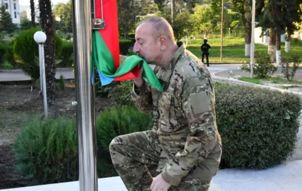 İlham Əliyev Xocavənd şəhərində Azərbaycanın Dövlət Bayrağını ucaldıb - YENİLƏNİB + FOTO