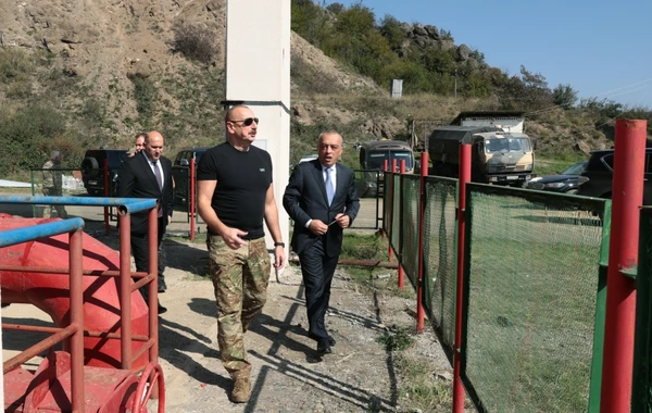Ильхам Алиев водрузил Государственный флаг АР на территории Сарсангского водохранилища - ОБНОВЛЕНО + ФОТО