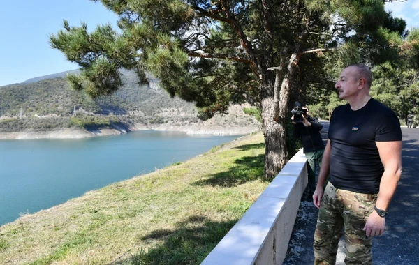Ильхам Алиев водрузил Государственный флаг АР на территории Сарсангского водохранилища - ОБНОВЛЕНО + ФОТО