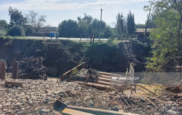Astarada ötən həftə açılan piyada körpüsünü sel suları dağıdıb - FOTO