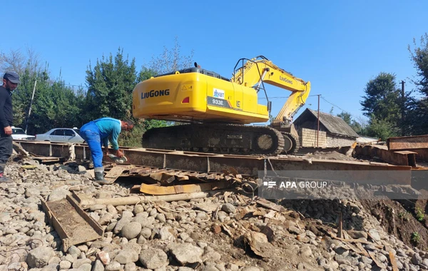 Astarada ötən həftə açılan piyada körpüsünü sel suları dağıdıb - FOTO
