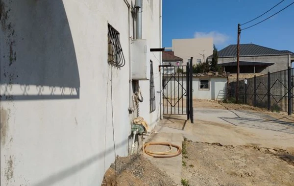 Badamdarda məktəblə bağlı qalmaqal: Direktorla sakin arasında nə problem var? - FOTO