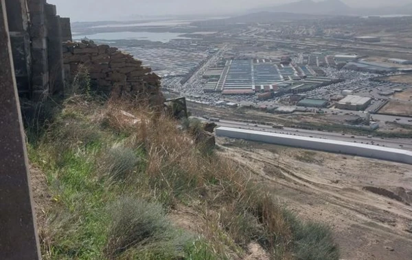 Badamdarda məktəblə bağlı qalmaqal: Direktorla sakin arasında nə problem var? - FOTO