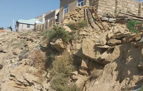 Badamdarda məktəblə bağlı qalmaqal: Direktorla sakin arasında nə problem var? - FOTO