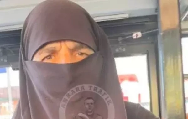 Türkiyədə ŞOK - Çarşaba bürünən kişi avtobusa mində və ... - VİDEO