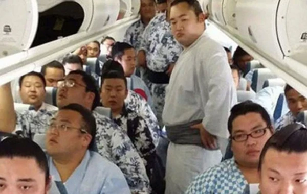 Yaponiyada maraqlı hadisə - Sumoçular kök olduqları üçün təyyarə havaya qalxmadı - FOTO