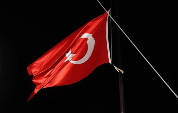Türkiyədə matəm - Bayraqlar yarıya endirildi - FOTO