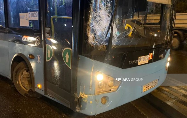 В Баку автобус попал в аварию, пассажиры эвакуированы - ФОТО