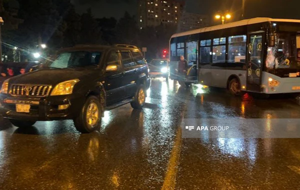 В Баку автобус попал в аварию, пассажиры эвакуированы - ФОТО