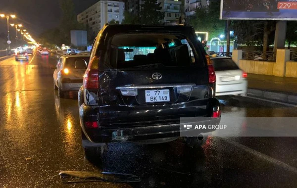 В Баку автобус попал в аварию, пассажиры эвакуированы - ФОТО