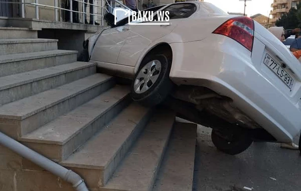 Xırdalanda qəza - Maşın pilləkənlərə dırmandı - FOTO