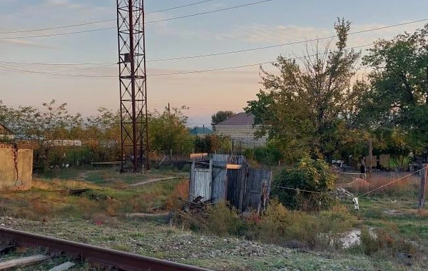 İşıq dirəyinə çıxan sərxoş şəxs aləmi bir-birnə qatdı - FOTO/VİDEO