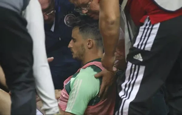Yunanıstan derbisində OLAY: Futbolçuya fişəng dəydi, xəstəxanalıq oldu - FOTO