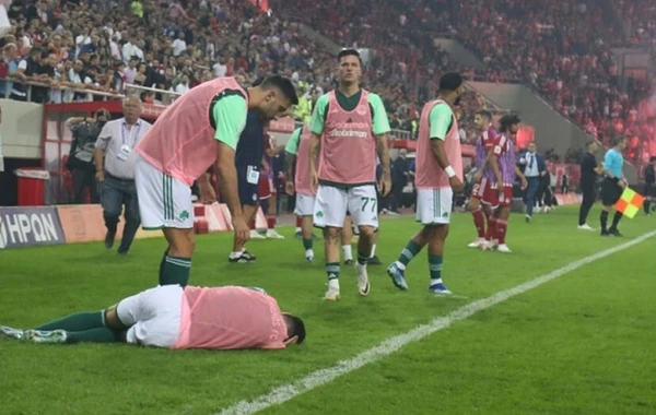 Yunanıstan derbisində OLAY: Futbolçuya fişəng dəydi, xəstəxanalıq oldu - FOTO