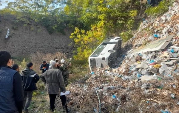 В Гяндже опрокинулся пассажирский автобус: есть пострадавшие - ОБНОВЛЕНО + ВИДЕО