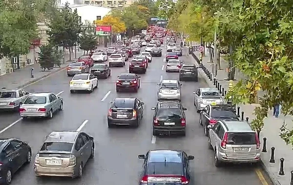 На ряде улиц и проспектов Баку наблюдаются пробки - СПИСОК + ФОТО