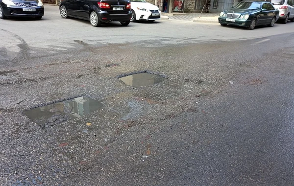 Bakının mərkəzində içməli su küçəyə axıdılır? - İDDİA - FOTO