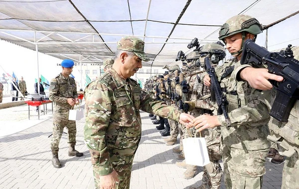 Azərbaycan-Türkiyə birgə taktiki təlimində iştirak edən bir qrup hərbçi mükafatlandırılıb - FOTO
