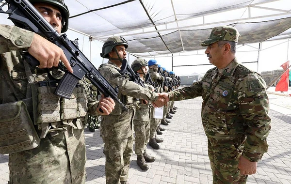 Azərbaycan-Türkiyə birgə taktiki təlimində iştirak edən bir qrup hərbçi mükafatlandırılıb - FOTO