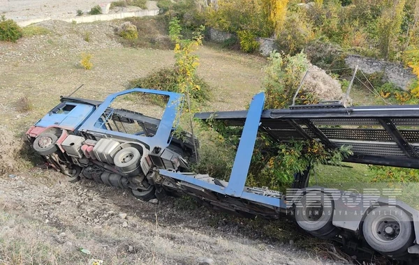 Şəkidə “TIR” dərəyə aşıb - FOTO