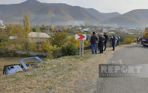 Şəkidə “TIR” dərəyə aşıb - FOTO