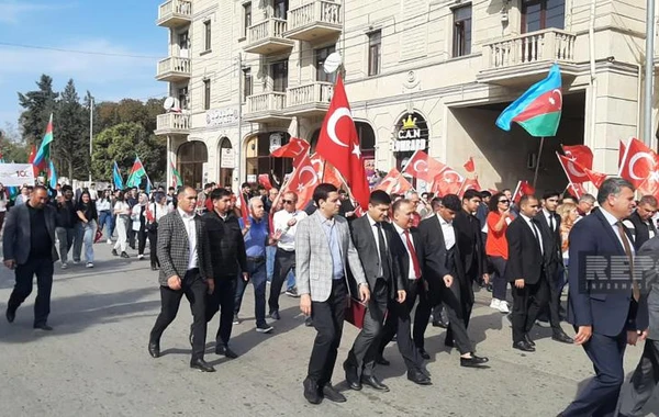 Gəncədə Türkiyə Cümhuriyyətinin yaranmasının 100-cü ildönümü münasibətilə yürüş keçirilir - FOTO