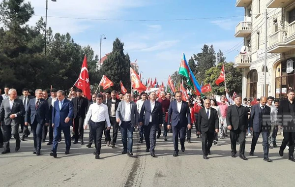 Gəncədə Türkiyə Cümhuriyyətinin yaranmasının 100-cü ildönümü münasibətilə yürüş keçirilir - FOTO