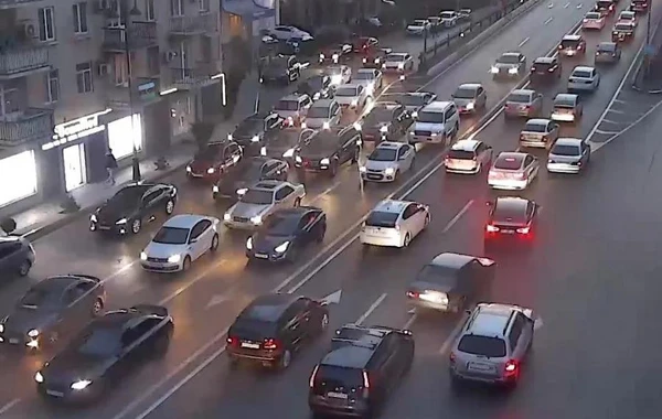 Bakının 22 yolunda tıxac var - SİYAHI
