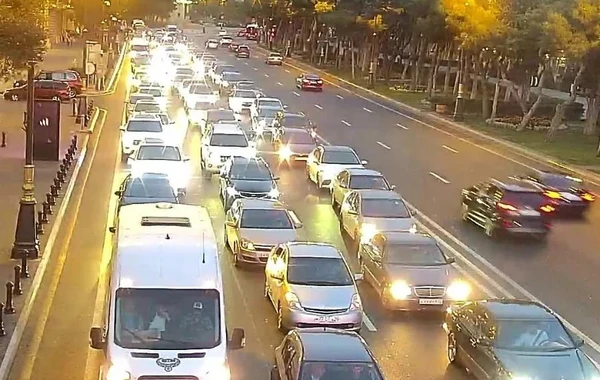 Bakının 22 yolunda tıxac var - SİYAHI