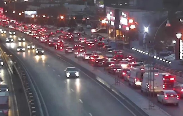 Bakının 22 yolunda tıxac var - SİYAHI
