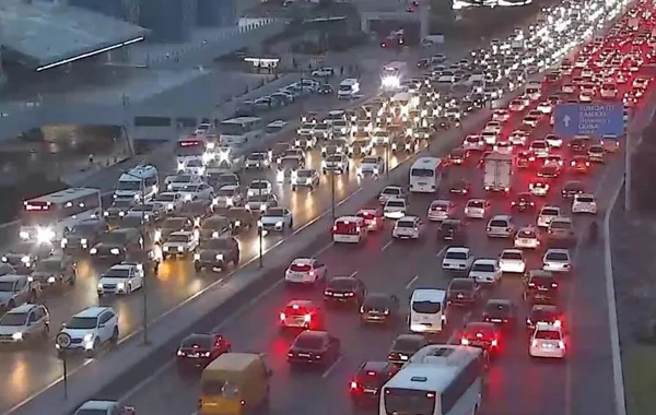 Bakının 22 yolunda tıxac var - SİYAHI