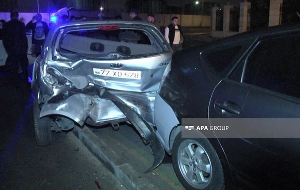 Bakıda avtomobil yaşayış evinin darvazasına çırpılıb - FOTO