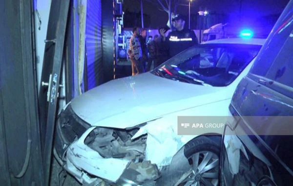 В Баку автомобиль врезался в ворота частного дома - ФОТО