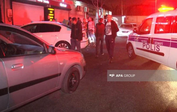 В Баку автомобиль врезался в ворота частного дома - ФОТО