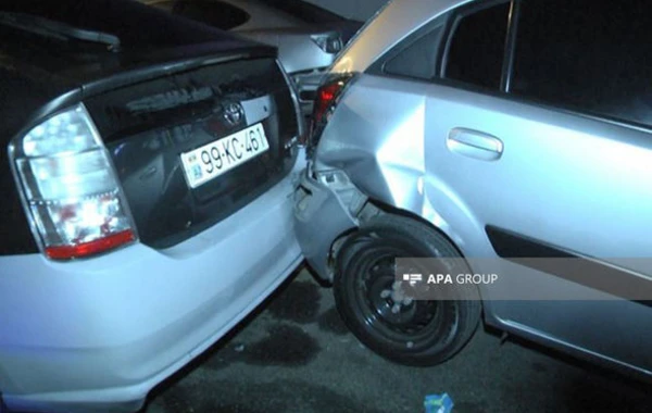 В Баку автомобиль врезался в ворота частного дома - ФОТО