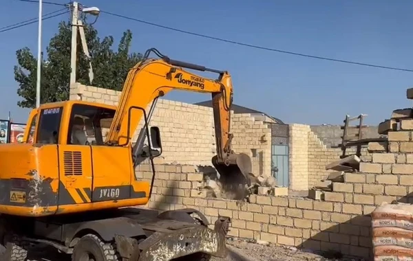 Gəncədə qanunsuz tikili söküldü - FOTO