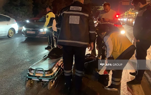 Bakıda avtomobil sərxoş piyadanı vuraraq ayağını sındırıb - FOTO